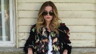 Annie Murphy plays Alexis Rose in Schitt's Creek (Image Via Instagram/@schittscreek)